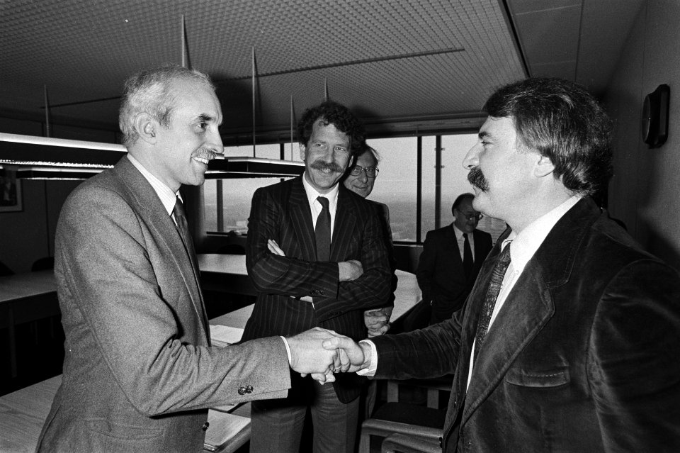 Van der Louw (rechts) met NOS-voorzitter Jurgens (links) en Kees Spaan (lid Raad, Bestanddeelnr 931-7477