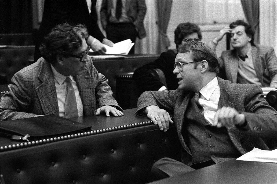 Van der Spek (PSP, links) en Klaas de Vries (PvdA, rechts) in de Kamer, Bestanddeelnr 931-8417