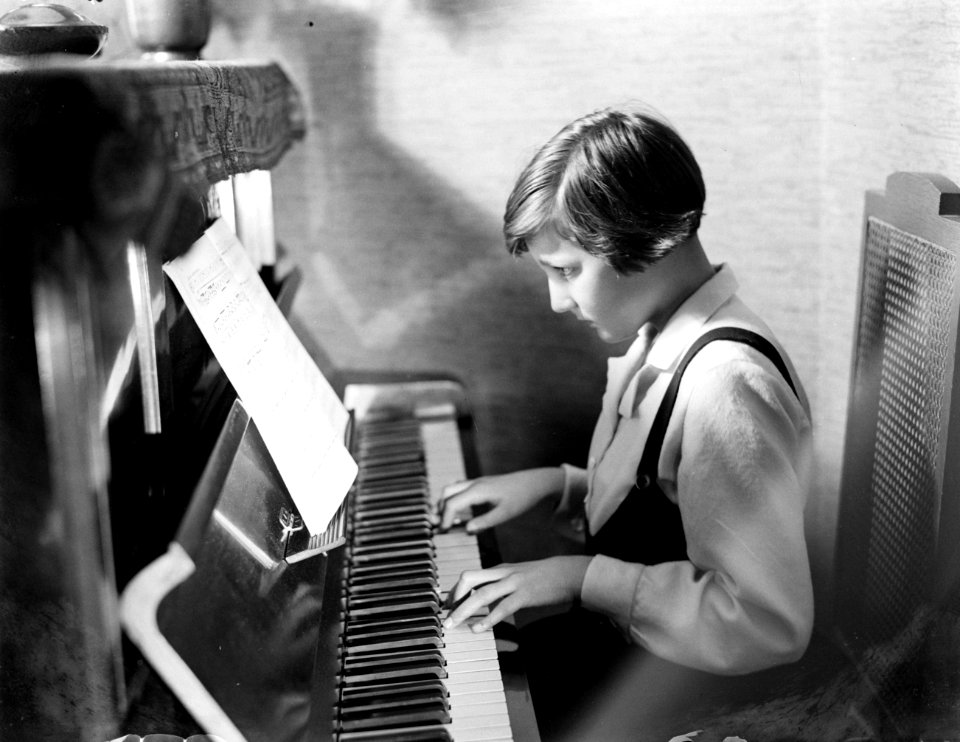 Van der Polls stiefdochter Hans speelt piano, Bestanddeelnr 252-1076