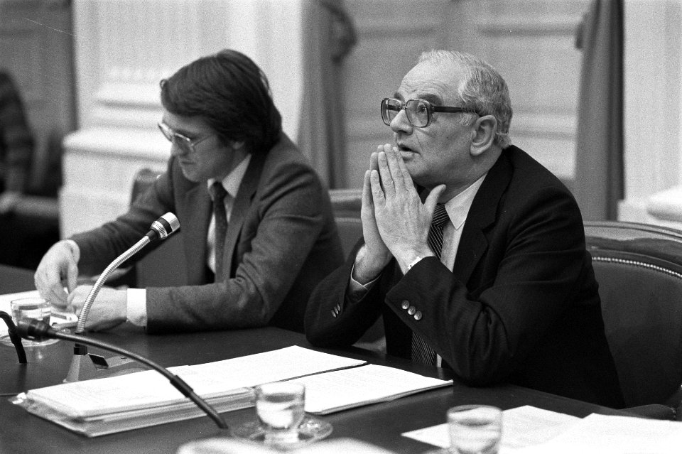 Van der Stee (rechts, CDA) met Kombrink (PvdA) in de Kamer, Bestanddeelnr 931-8490