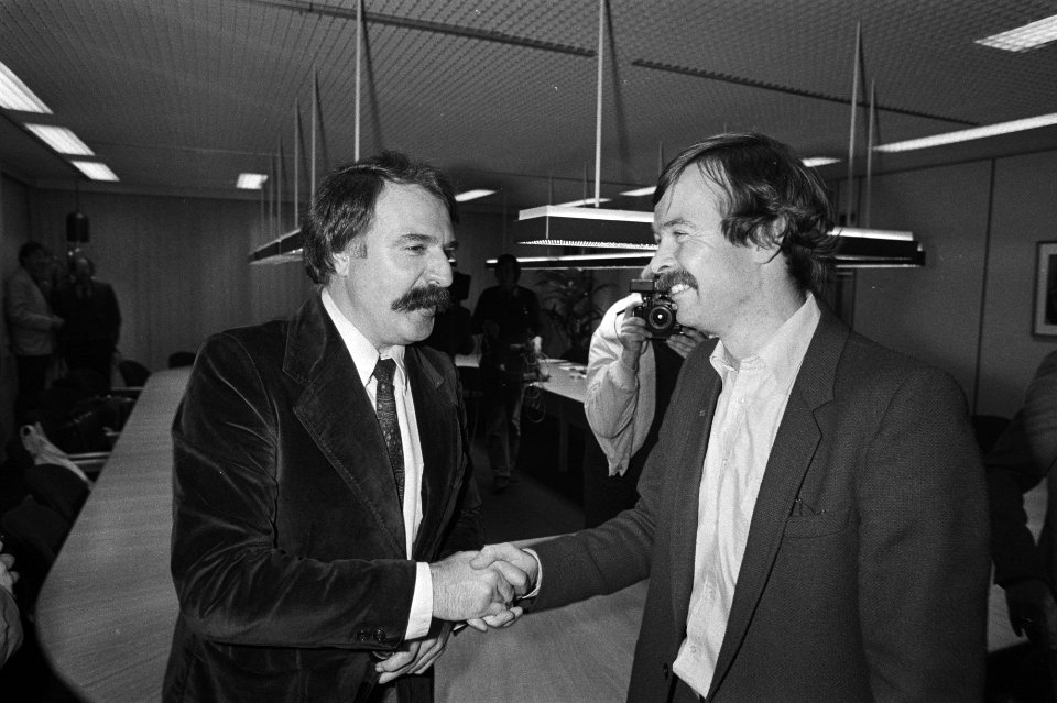 Van der Louw (links) begroet Engels, Bestanddeelnr 931-7479