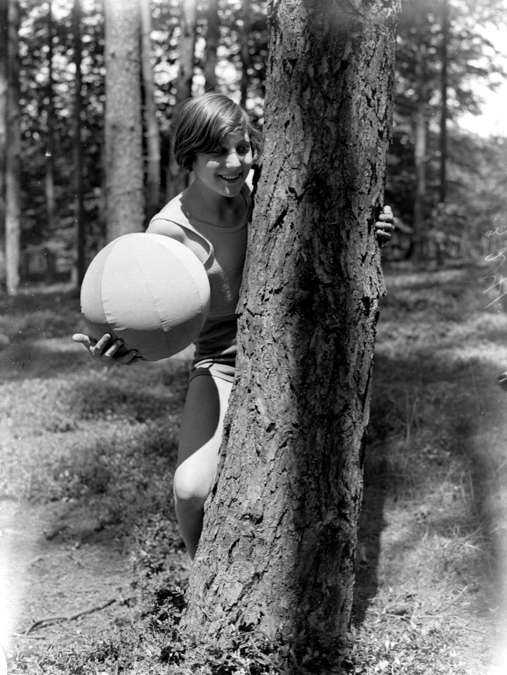 Van der Polls stiefdochter Hans met een bal in een bos op de Veluwe, Bestanddeelnr 189-0507