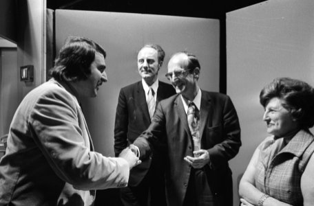 Van der Louw (l) feliciteert Drees jr. en mevrouw Van Veenendaal (geheel r, nie…, Bestanddeelnr 924-5008