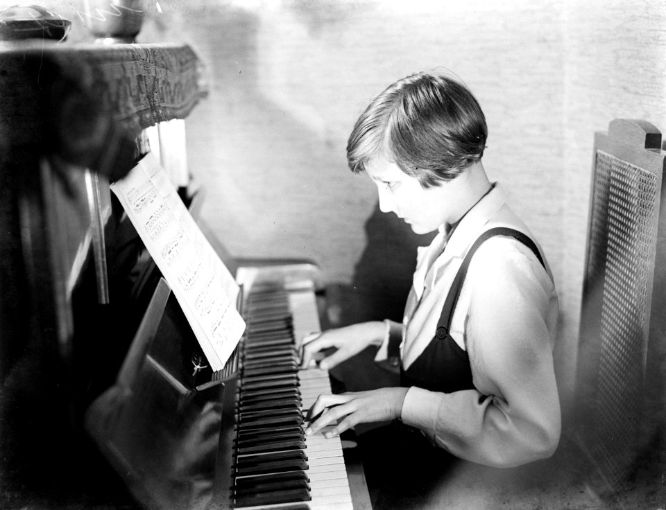 Van der Polls stiefdochter Hans speelt piano, Bestanddeelnr 252-1077