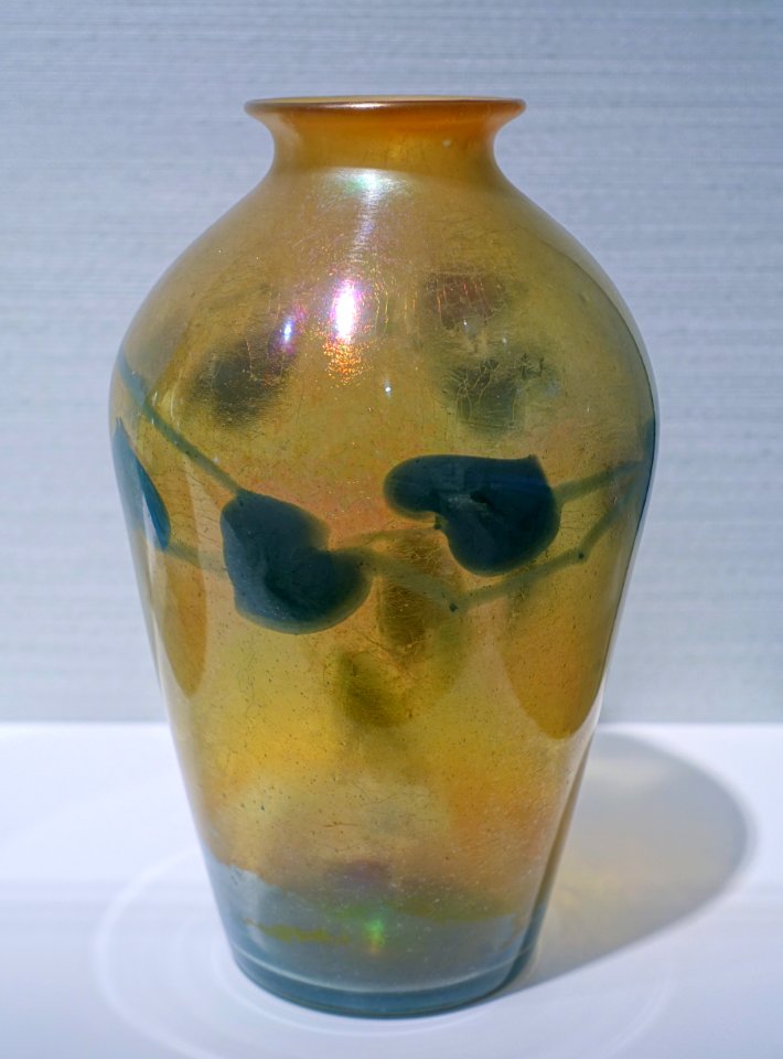 Vase with leaf tendrils, Louis Comfort Tiffany, c. 1903-1905, glass - Hessisches Landesmuseum Darmstadt - Darmstadt, Germany - DSC00879