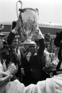 Van Dijk (l), Vasovic en burgemeester Samkalden met de beker, Bestanddeelnr 924-6131