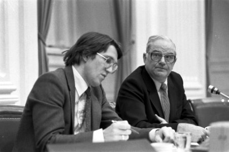 Van der Stee (rechts, CDA) met Kombrink (PvdA) in de Kamer, Bestanddeelnr 931-8489