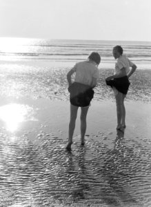 Van der Polls stiefdochters Hans en Renée aan het strand, Bestanddeelnr 190-0014 photo