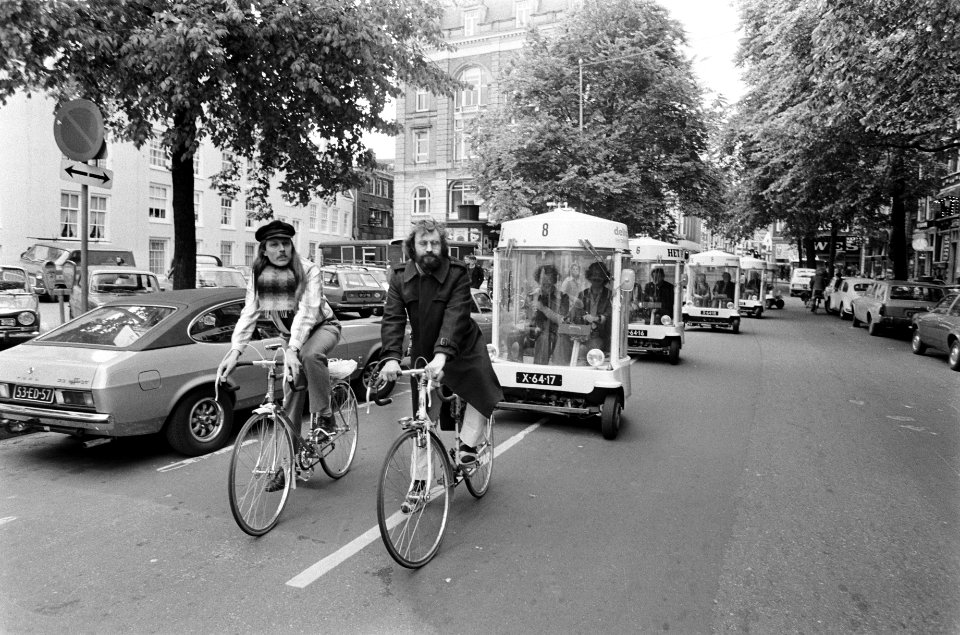 Van Duijn op de fiets, gevolgd door witkarren, Bestanddeelnr 927-9452