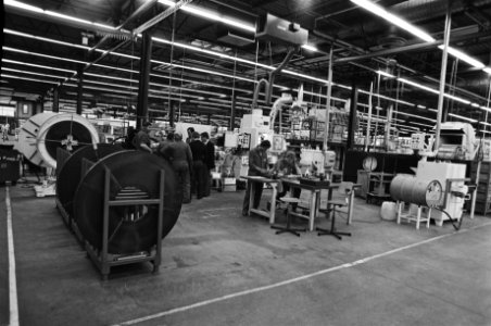Van Doornes Transmissie in Tilburg werknemers aan het werk in de fabriek, Bestanddeelnr 933-1659