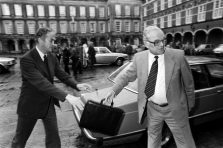 Van der Stee (CDA, minister van financiën) krijgt tas aangereikt door chauffeur, Bestanddeelnr 931-7584
