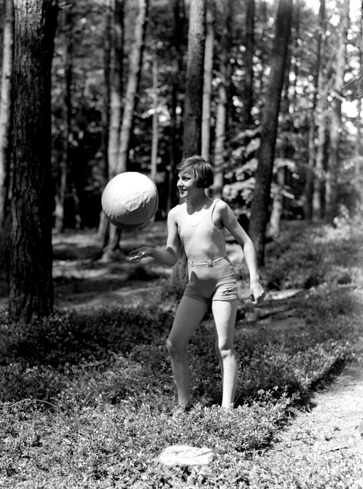 Van der Polls stiefdochter Hans speelt met een bal in een bos op de Veluwe, Bestanddeelnr 189-0505