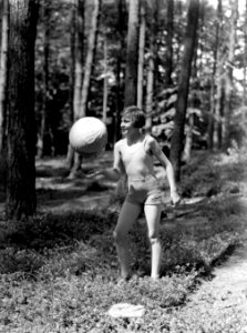 Van der Polls stiefdochter Hans speelt met een bal in een bos op de Veluwe, Bestanddeelnr 189-0505