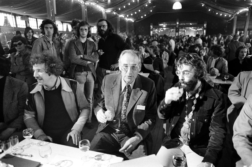 Van Duijn en enkele schrijvers tijdens de lunch, Bestanddeelnr 927-9456
