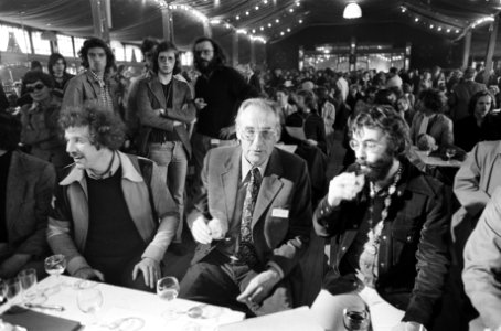 Van Duijn en enkele schrijvers tijdens de lunch, Bestanddeelnr 927-9456