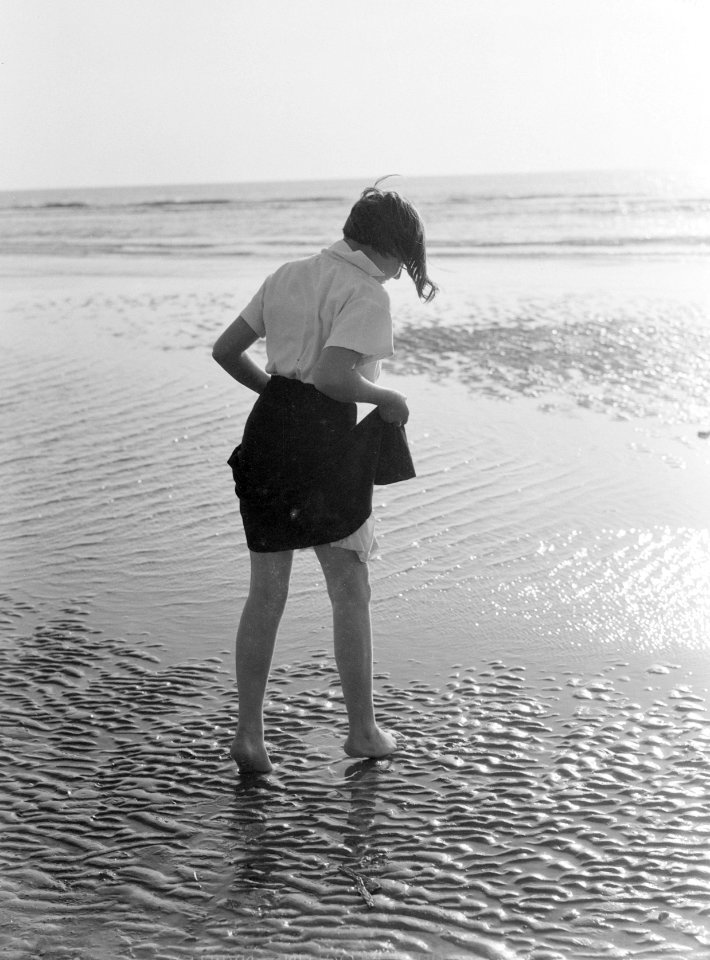 Van der Polls stiefdochter Hans aan het strand, Bestanddeelnr 190-0013