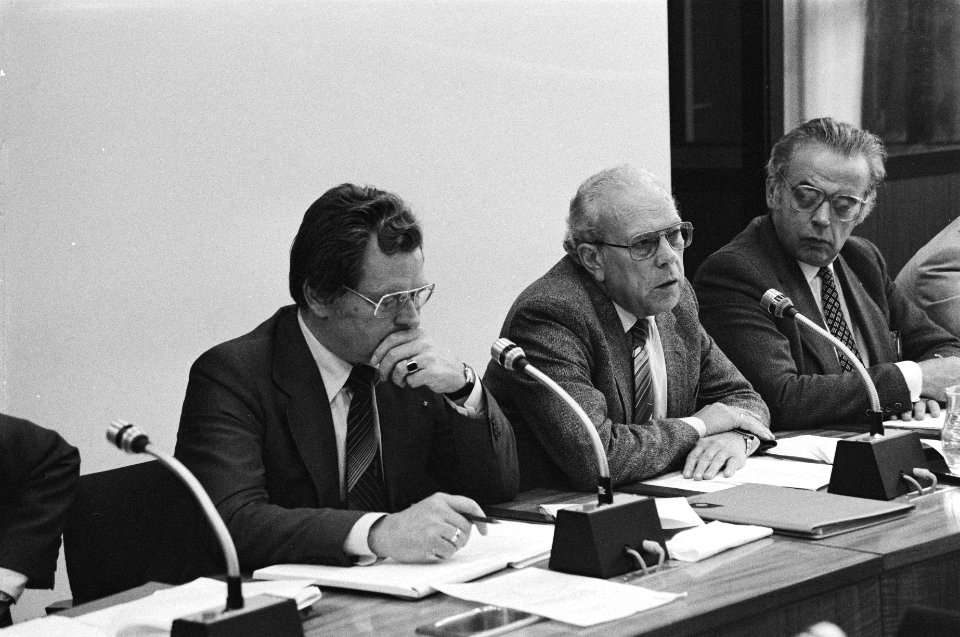 Vaste kamercommissie voor Sociale Zaken vergaderde over eventuele uitkering aan , Bestanddeelnr 931-0566