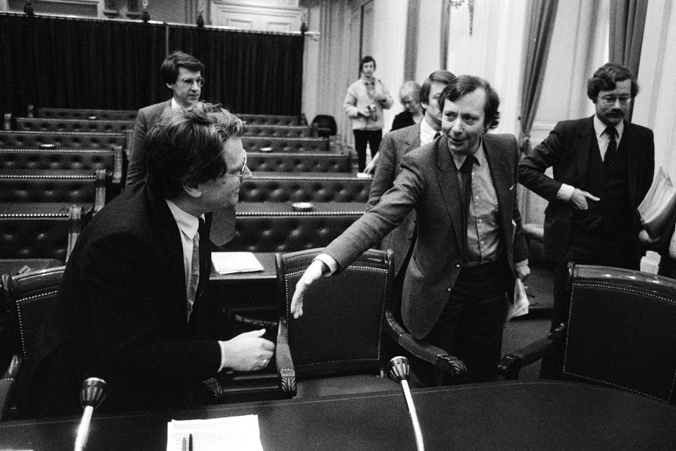 Van der Hek (r) begroet staatssecretaris De Graaf (Sociale Zaken), Bestanddeelnr 932-5465