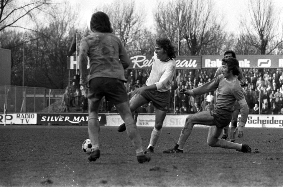 Van der Lem (midden) en Mansveld (rechts) in actie, Bestanddeelnr 927-0399