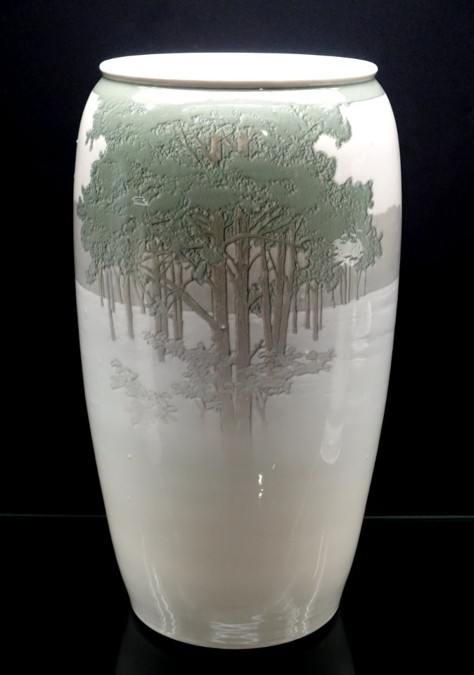 Vase with forest landscape, designed by Theo Schmuz-Baudiss, KPM Berlin, 1914, porcelain- Bröhan Museum, Berlin - DSC04151