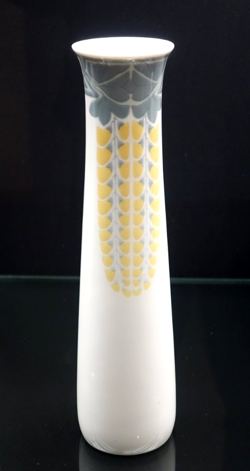 Vase with laburnum, designed by Theo Schmuz-Baudiss, KPM Berlin, 1905, porcelain - Bröhan Museum, Berlin - DSC04150