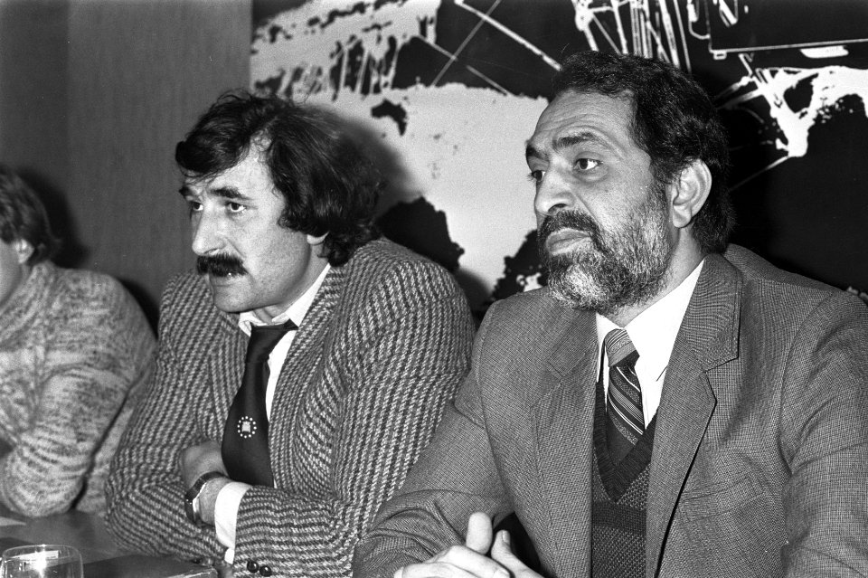 Van der Bergh (PVDA) links Yucel Cubukcu , een van de drie Turkse vakbondsleider, Bestanddeelnr 931-8607