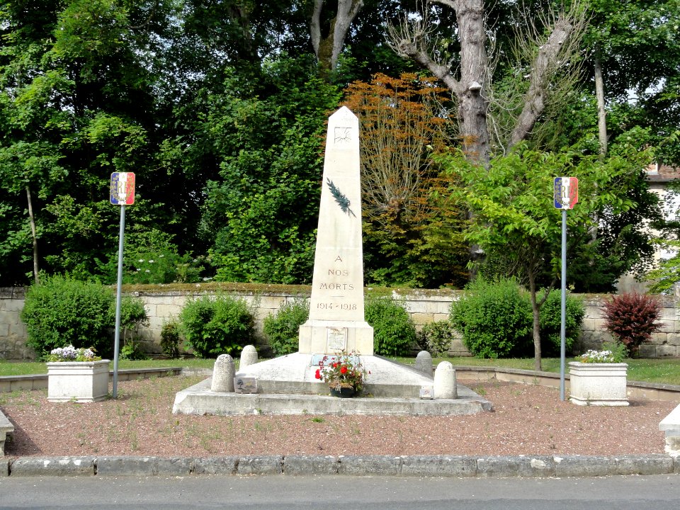 Vauxbuin (Aisne) monument aux morts