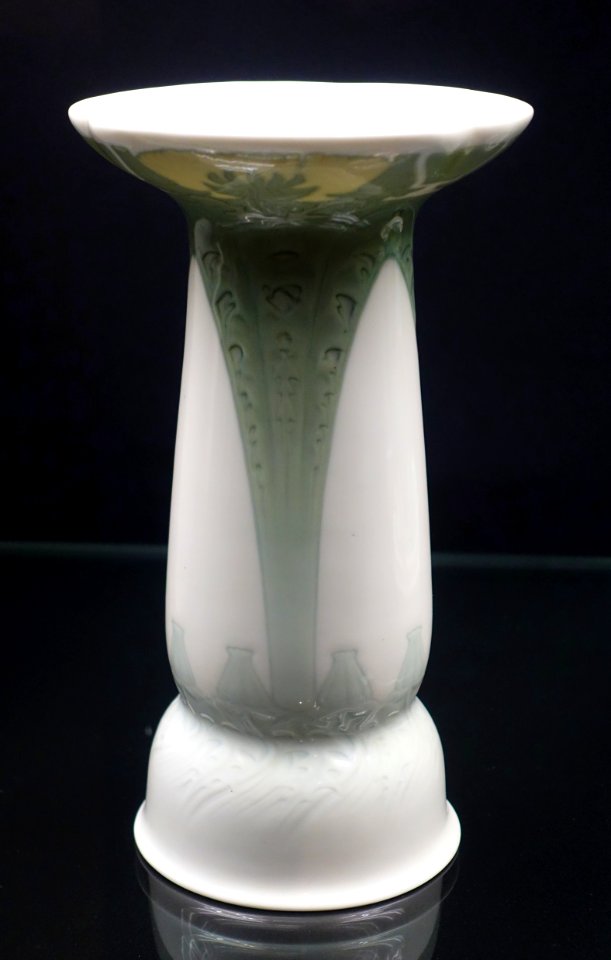 Vase with dandelions, designed by Theo Schmuz-Baudiss, KPM Berlin, 1905, porcelain- Bröhan Museum, Berlin - DSC04152