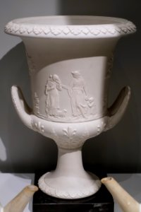 Vase with Friendship consoling Affliction, decoration after Lady Templeton, 1783-1785, white jasper, marble base - Wedgwood Museum - Barlaston, Stoke-on-Trent, England - DSC09614
