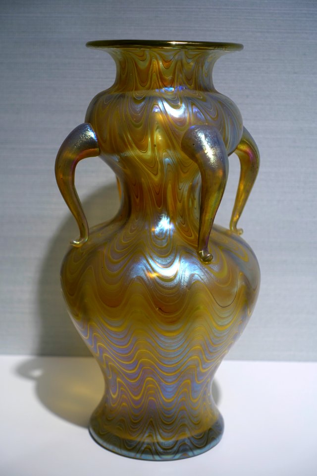 Vase with handles, Firma Johann Loetz Witwe, Klostermuhle Bohmen, c. 1900, glass - Hessisches Landesmuseum Darmstadt - Darmstadt, Germany - DSC00840