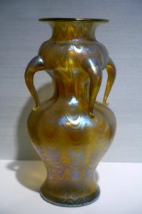 Vase with handles, Firma Johann Loetz Witwe, Klostermuhle Bohmen, c. 1900, glass - Hessisches Landesmuseum Darmstadt - Darmstadt, Germany - DSC00840