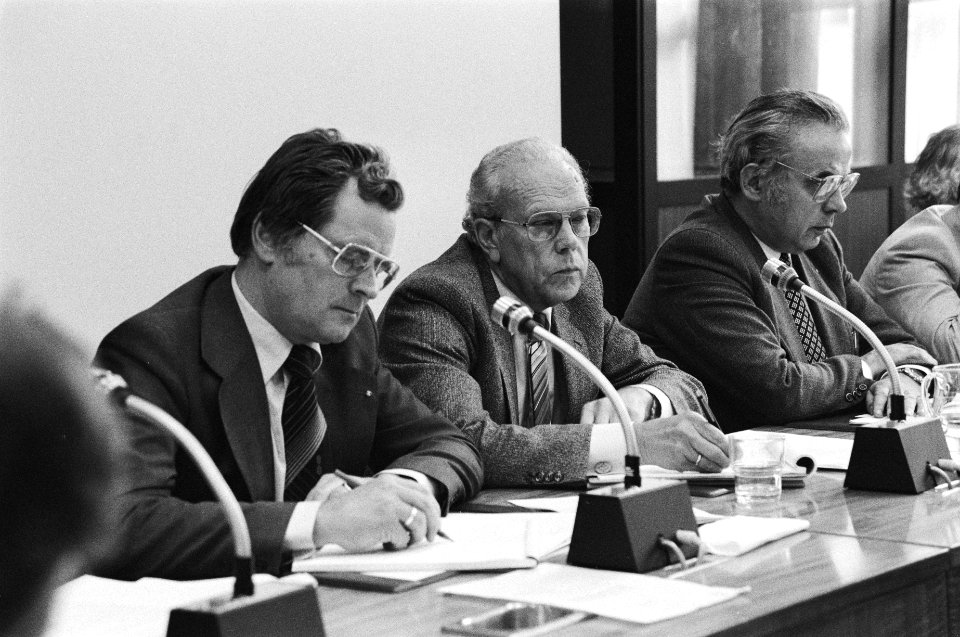 Vaste kamercommissie voor Sociale Zaken vergaderde over eventuele uitkering aan , Bestanddeelnr 931-0567