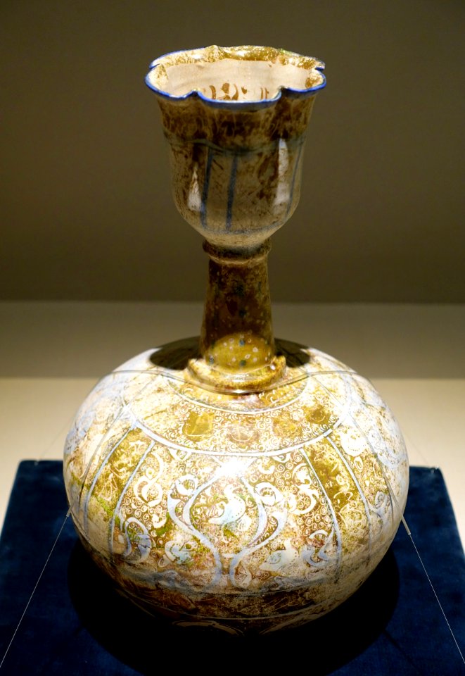 Vase with tulip-shaped mouth and birds and arabesque design, Iran, 12th-13th century AD, luser ware pottery - Matsuoka Museum of Art - Tokyo, Japan - DSC07254