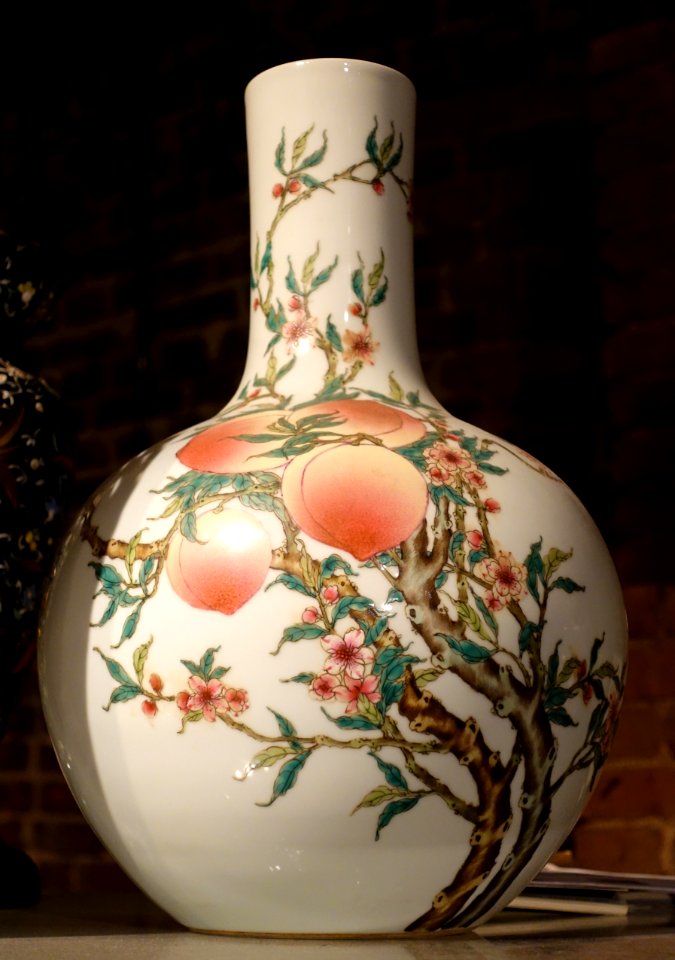 Vase with nine peach design in Famille rose, China, Qianlong period, 1736-1795 AD - Kulenovic Collection - Karlskrona, Sweden - DSC08447