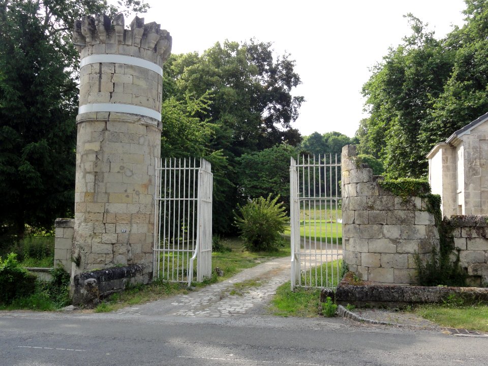 Vauxbuin (Aisne) château (04), portail