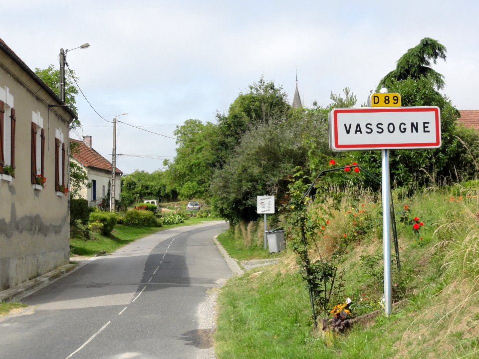 Vassogne (Aisne) city limit sign