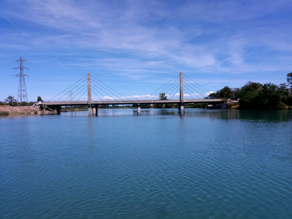 Vaulx-en-Velin - Canal de Jonage - Vue sur le pont pipeline devant le pont de la Sucrerie
