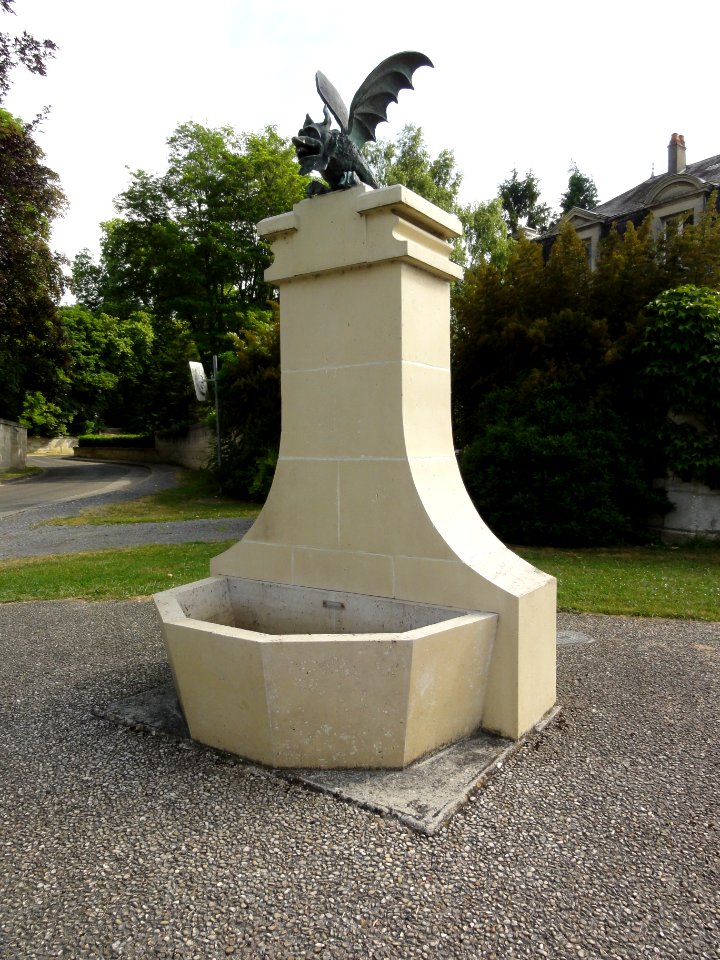 Vauxbuin (Aisne) fontaine du dragon