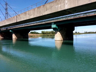 Vaulx-en-Velin - Canal de Jonage - Vue sur le pont pipeline et les piles du pont de la Sucrerie