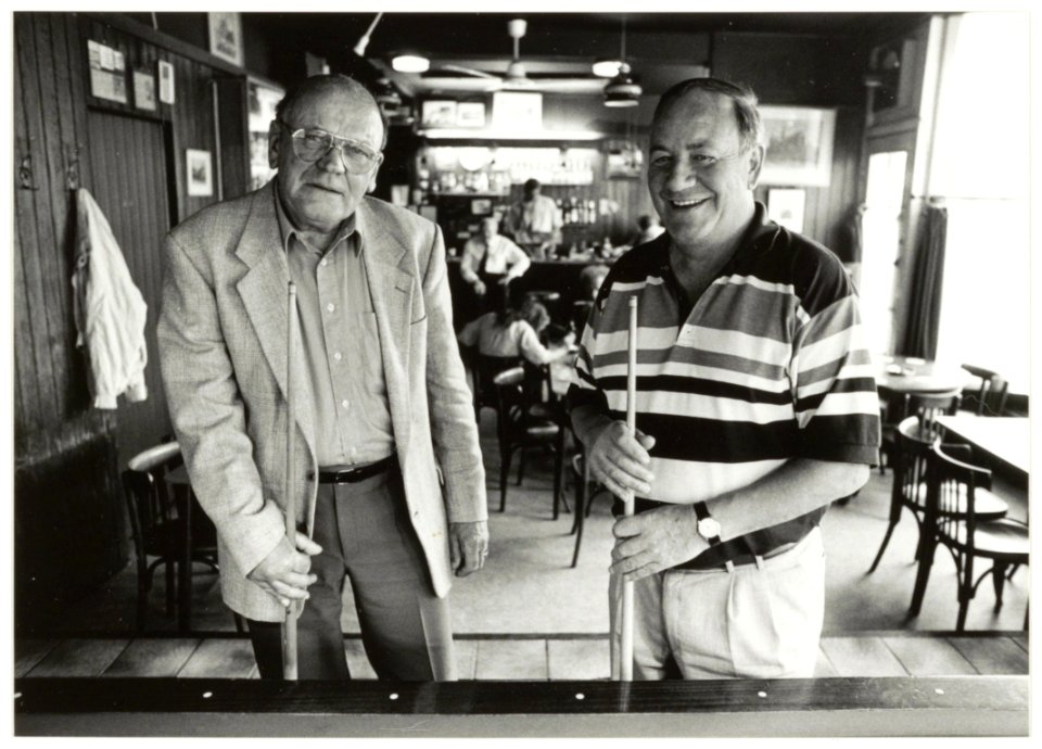 Vaste gasten van café Van den Heuvel aan het Spaarne 66. Links Han (64) en Kees (62). NL-HlmNHA 54037335