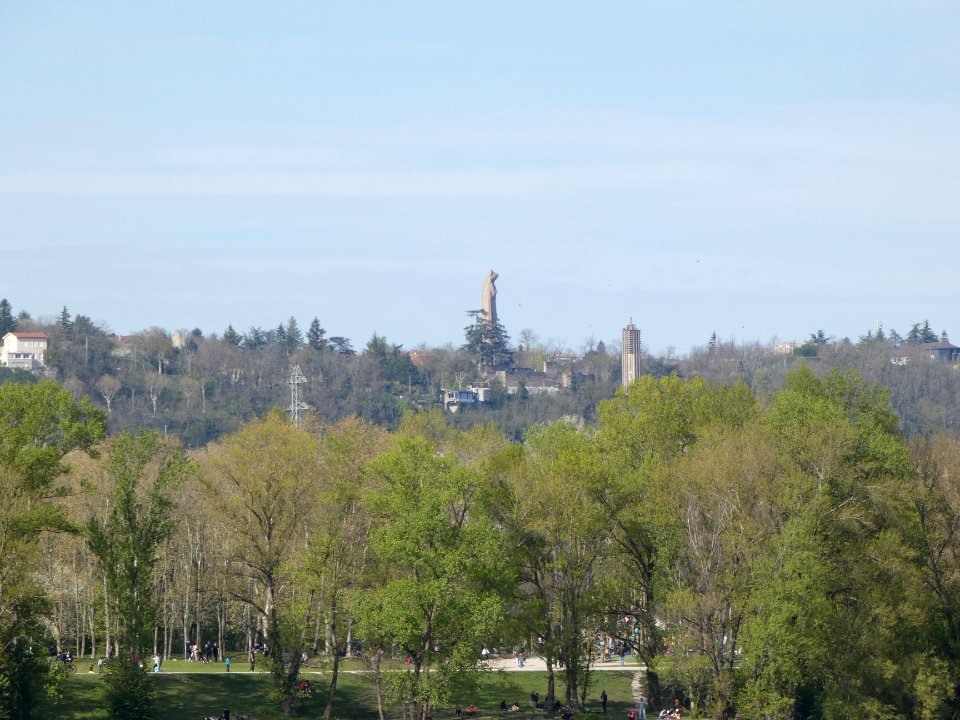 Vaulx-en-Velin - Grand Parc de Miribel-Jonage - Lac des Eaux Bleues - Vue sur la Vierge et le carillon du Mas Rillier