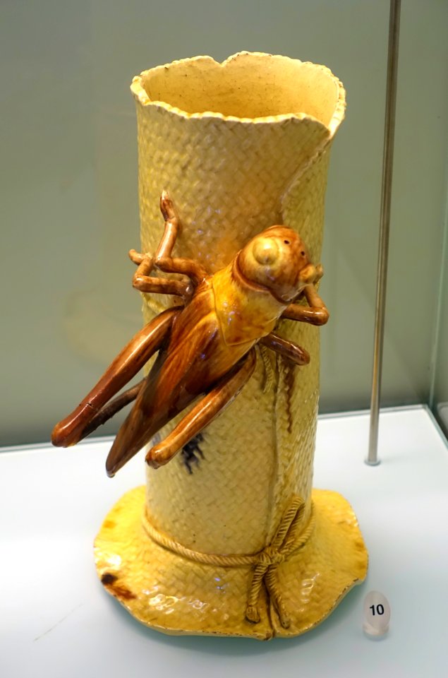 Vase, Caldas da Rainha, 19th-20th century, faience - Museu Nacional de Soares dos Reis - Porto, Portugal - DSC00365