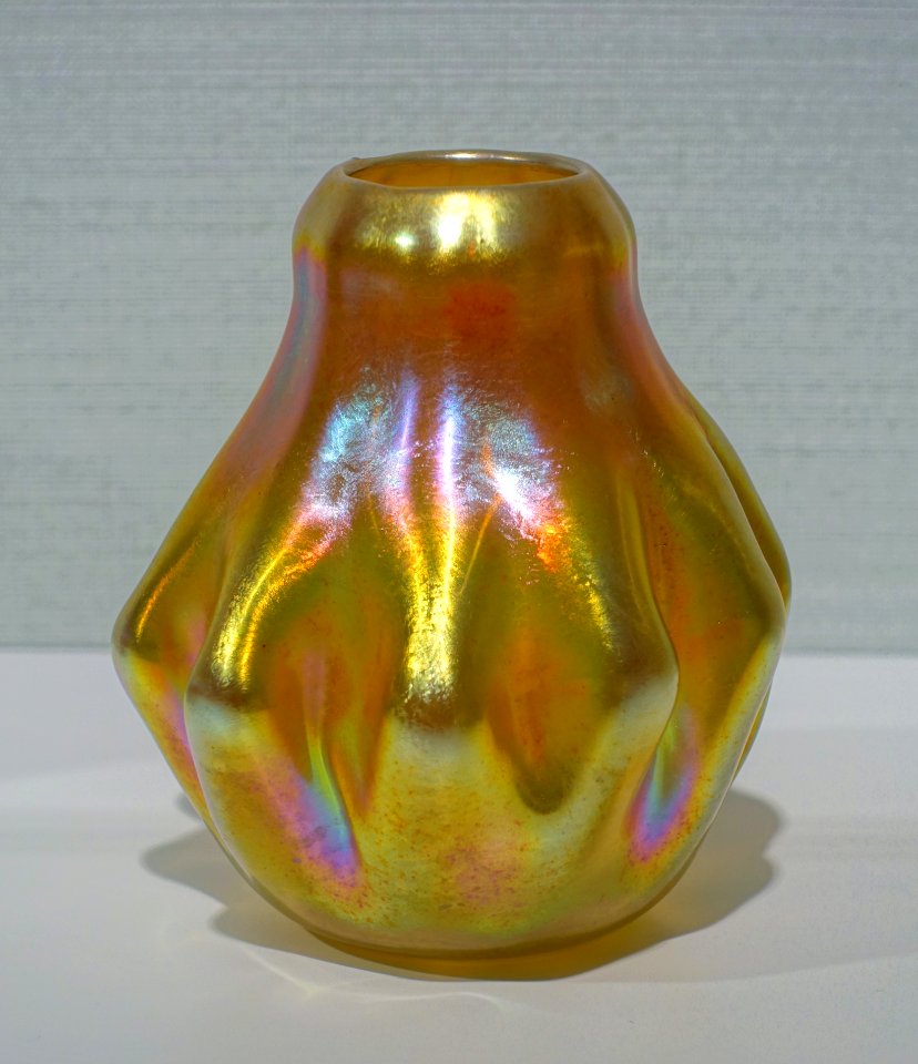 Vase with ten indents, Louis Comfort Tiffany, c. 1903, glass - Hessisches Landesmuseum Darmstadt - Darmstadt, Germany - DSC00866