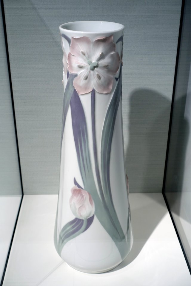 Vase with tulips, by Nils Erik Lundstrom, Stockholm, c. 1900, Rorstrand porcelain - Hessisches Landesmuseum Darmstadt - Darmstadt, Germany - DSC00747