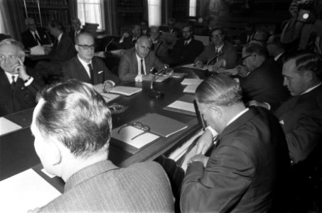 Vaste Tweede Kamer Commissie voor Economische Zaken vergaderde met Verolme en me, Bestanddeelnr 922-8145