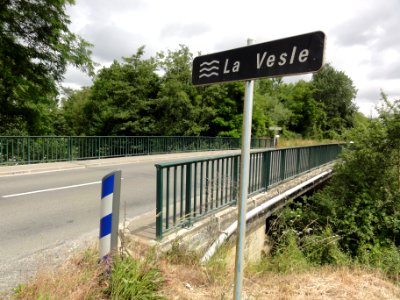 Vasseny (Aisne) pont sur la Vesle, avec panneau