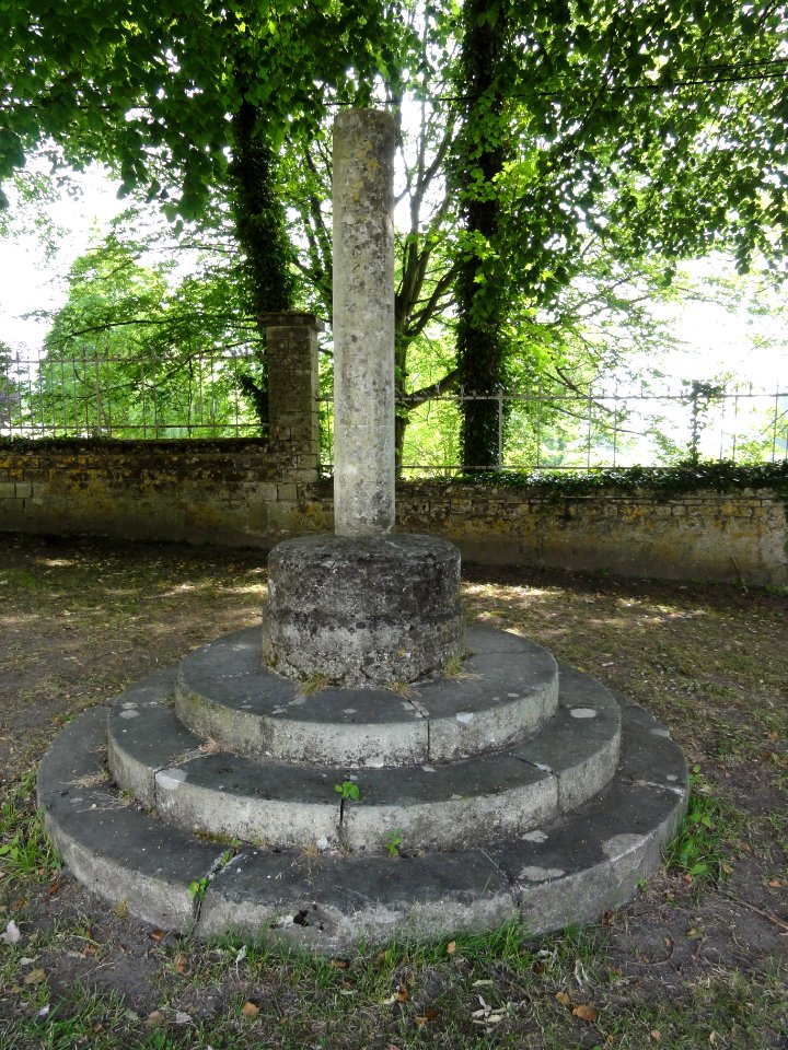 Vauxbuin (Aisne) stèle (socle), place Marcel Mallet