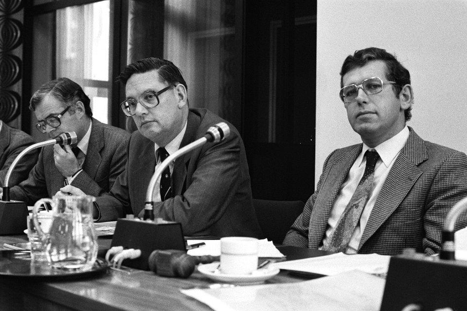 Vaste Kamercommissie vergaderde in Den Haag voor kernenergie, Minister Van Aarde, Bestanddeelnr 931-0881