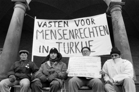 Vastenactie op het Binnenhof voor mensenrechten in Turkije, Bestanddeelnr 934-4012
