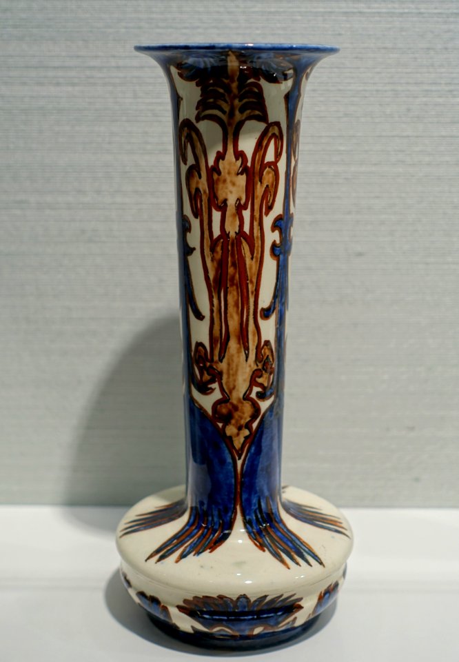 Vase, Haagsche Plateelbakkerij, Rozenburg, Den Haag, 1892, porcelain - Hessisches Landesmuseum Darmstadt - Darmstadt, Germany - DSC00829